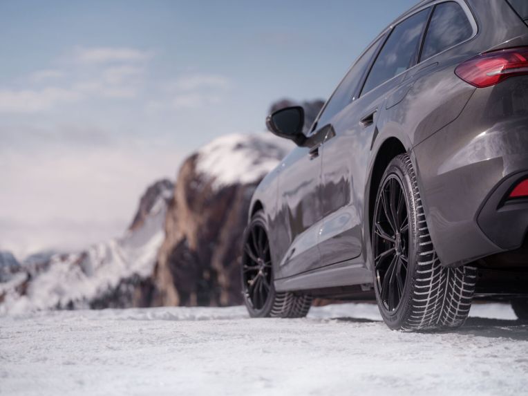 Automašīna ar Nokian Snowproof 3P riepām uz sniegota kalnu ceļa, redzams sānu marķējums un protektora raksts