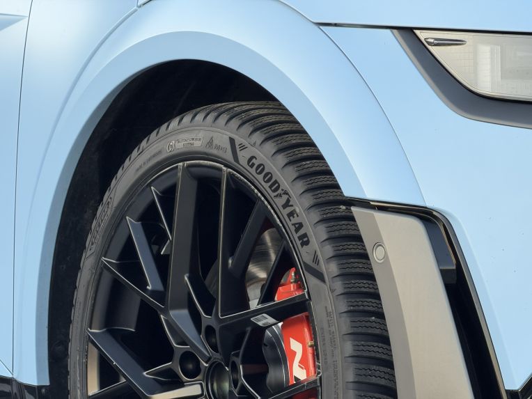 Боковина Goodyear Vector All Season 4 с маркировкой 3PMSF и M+S на светло-синем хэтчбеке